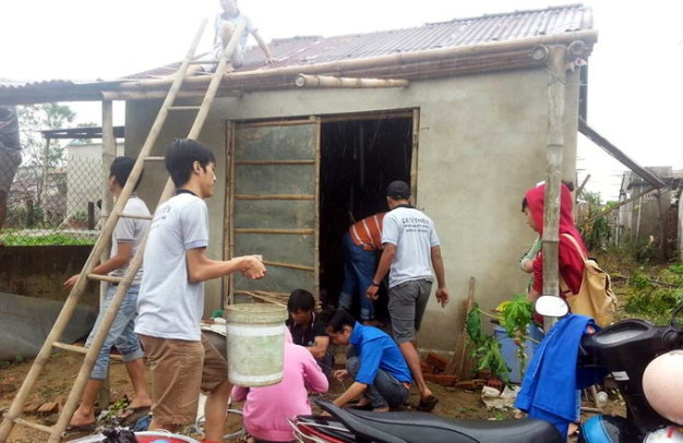 Bạn trẻ Quảng Nam sửa nhà cho người già neo đơn 