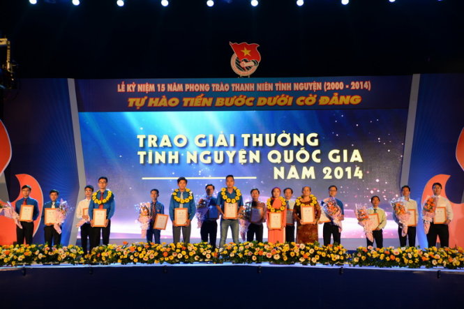 16 các các nhân và tập thể đạt thành tích xuất sắc về hoạt động tình nguyện năm 2014. Ảnh: Hữu Khoa