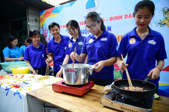 Bạn trẻ trải nghiệm thú vị với 'Xuân yêu thương' 