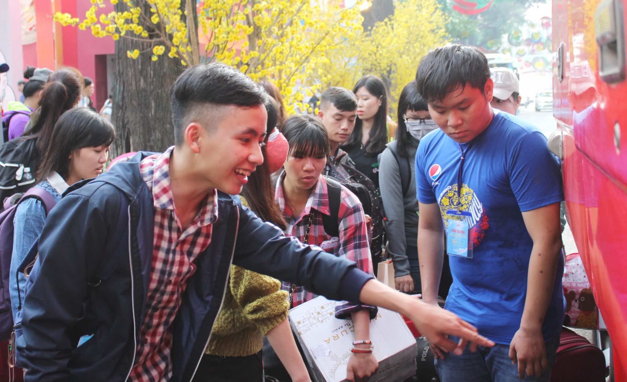 Gần 2.800 sinh viên nhận lì xì về quê đón tết