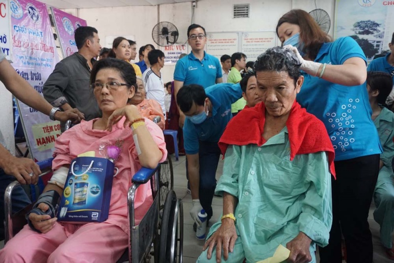 Chủ nhật “Chia sẻ yêu thương” với bệnh nhân nghèo chu nhat chia se yeu thuong voi benh nhan ngheo