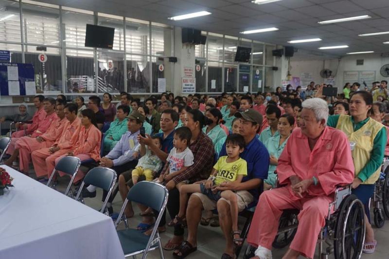 Chủ nhật “Chia sẻ yêu thương” với bệnh nhân nghèo chu nhat chia se yeu thuong voi benh nhan ngheo