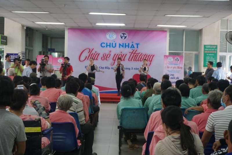 Chủ nhật “Chia sẻ yêu thương” với bệnh nhân nghèo chu nhat chia se yeu thuong voi benh nhan ngheo