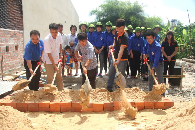Tặng nhà cho bạn trẻ khó khăn 