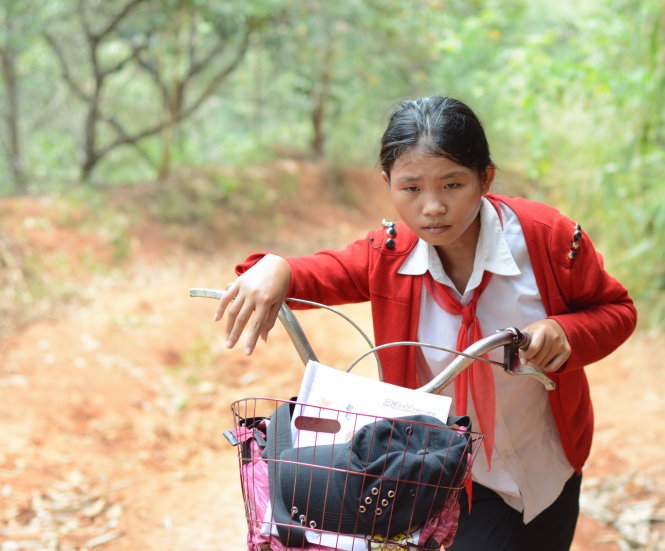 12 tuổi, vừa làm chị lại vừa làm mẹ 