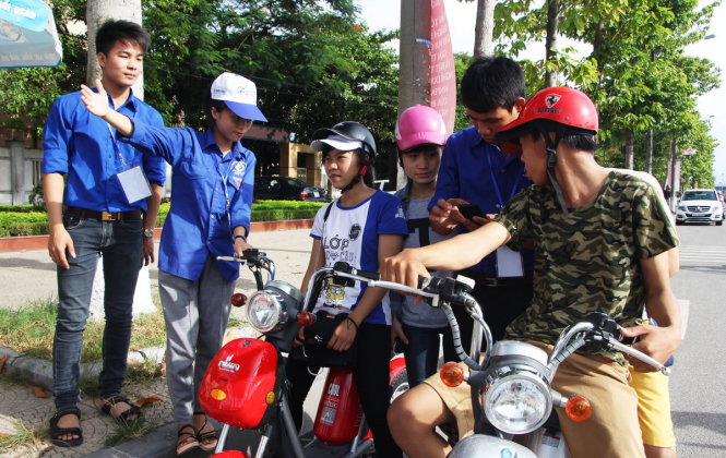 Những 'giọt thương' thầm lặng mùa thi 