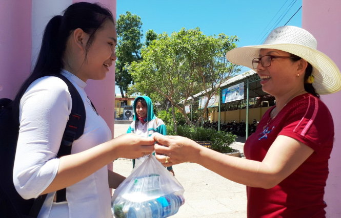 Những 'giọt thương' thầm lặng mùa thi 