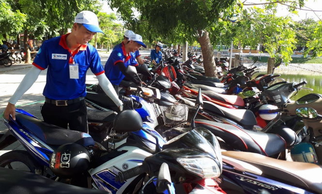 Những 'giọt thương' thầm lặng mùa thi 