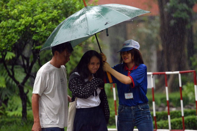 Những 'giọt thương' thầm lặng mùa thi 