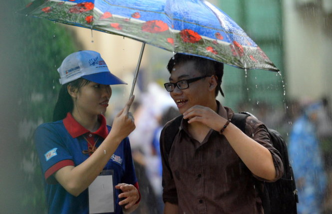 Những 'giọt thương' thầm lặng mùa thi 