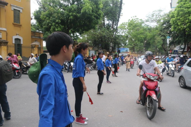 Những 'giọt thương' thầm lặng mùa thi 