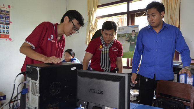 Chiến sĩ tình nguyện TP.HCM giúp người dân nghèo tại Lào