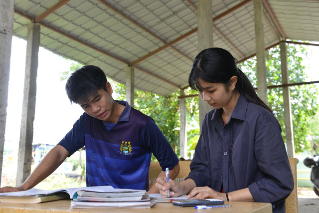 Hai anh em mồ côi cha dắt nhau vào đại học - Ảnh 7. Hai anh em mồ côi cha dắt nhau vào đại học - Ảnh 7.