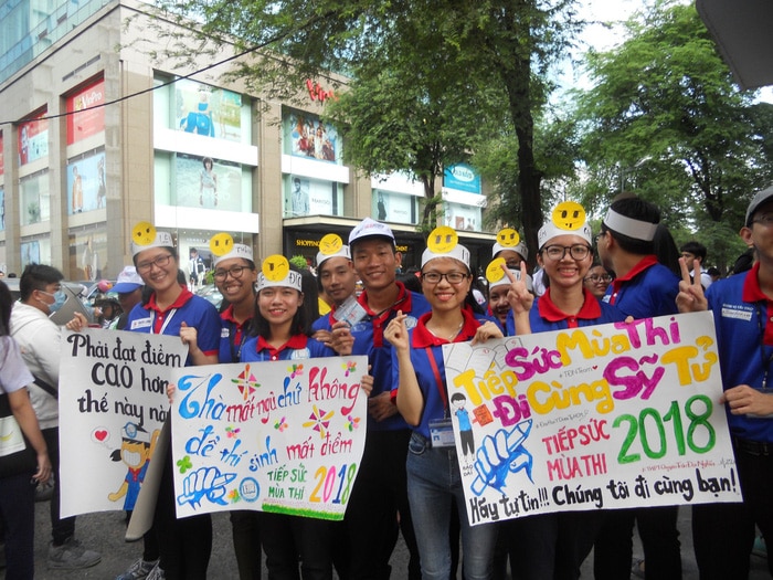 Hàng ngàn sinh viên tình nguyện sẵn sàng hỗ trợ sĩ tử - Ảnh 2. Hàng ngàn sinh viên tình nguyện sẵn sàng hỗ trợ sĩ tử - Ảnh 2.