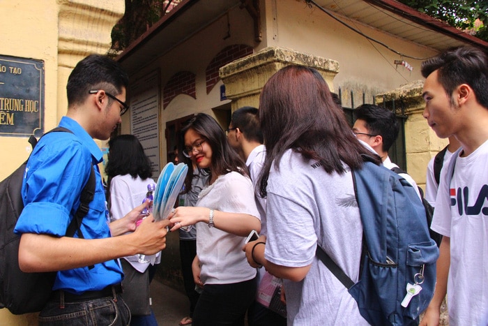 Hàng ngàn sinh viên tình nguyện sẵn sàng hỗ trợ sĩ tử - Ảnh 3. Hàng ngàn sinh viên tình nguyện sẵn sàng hỗ trợ sĩ tử - Ảnh 3.