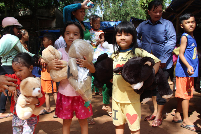 Ngày 1-6 ý nghĩa của 80 trẻ ở bãi rác trên đảo Phú Quốc - Ảnh 2. Ngày 1-6 ý nghĩa của 80 trẻ ở bãi rác trên đảo Phú Quốc - Ảnh 2.