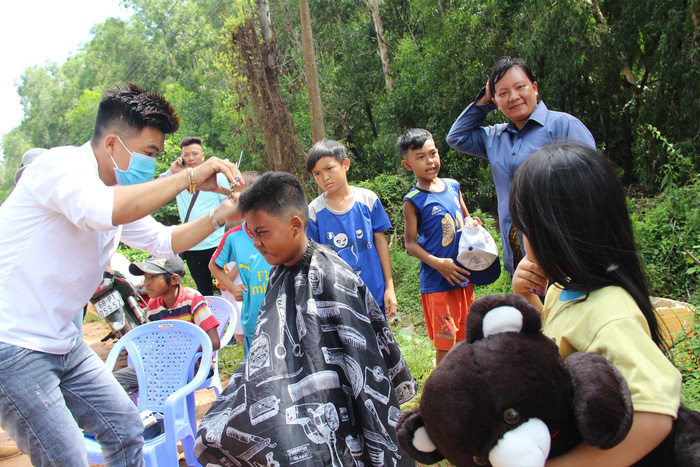 Ngày 1-6 ý nghĩa của 80 trẻ ở bãi rác trên đảo Phú Quốc - Ảnh 4. Ngày 1-6 ý nghĩa của 80 trẻ ở bãi rác trên đảo Phú Quốc - Ảnh 4.