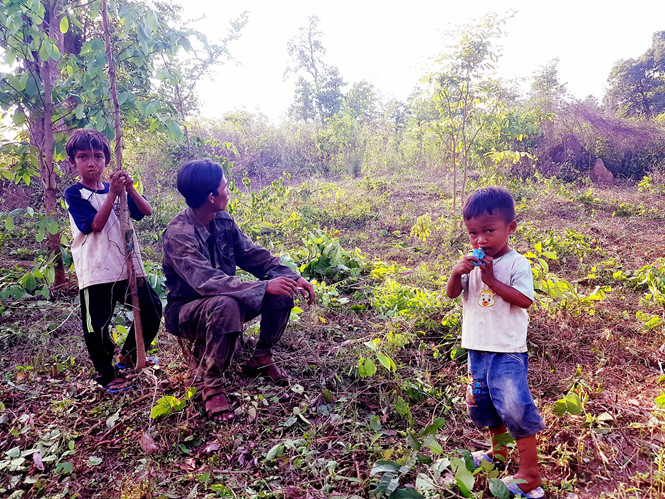 2: Anh Ma Rino (30 tuổi), nhà ở Buôn Đôn dẫn hai đứa con cùng vào rừng /// Trác Rin