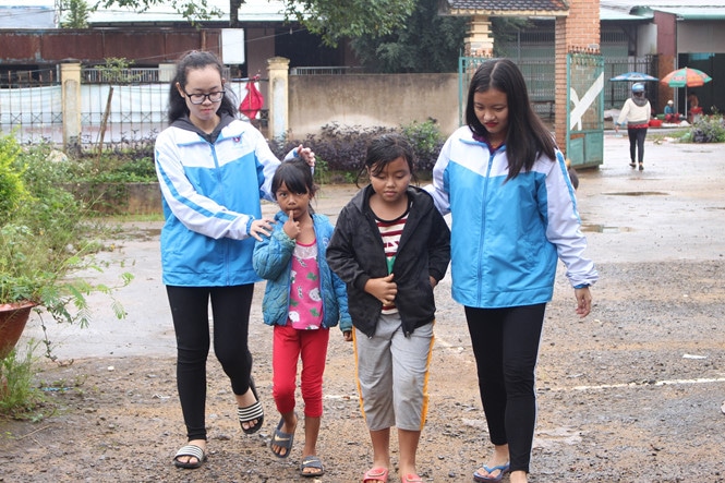 Những tình huống “khó đỡ” trong các chuyến tình nguyện - ảnh 2