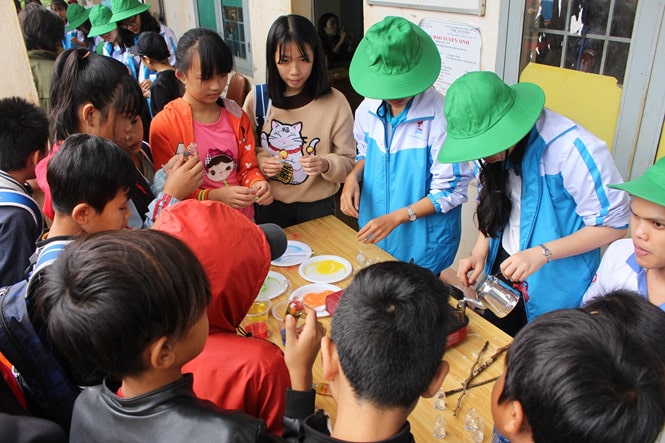 Những tình huống “khó đỡ” trong các chuyến tình nguyện - ảnh 6