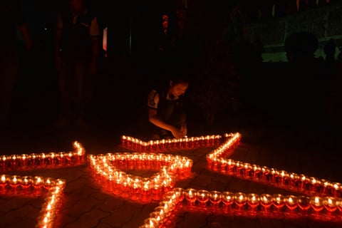 TP.HCM tổ chức lễ thắp nến tri ân các anh hùng liệt sĩ - ảnh 2