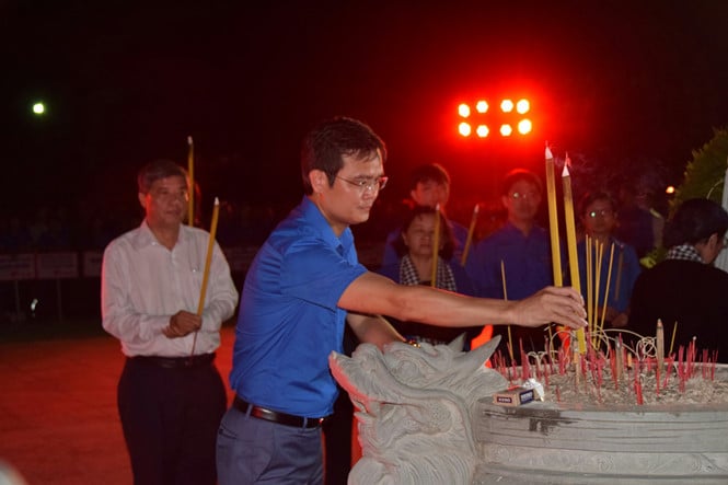 Bí thư T.Ư Đoàn Bùi Quang Huy thắp hương tại Nghĩa trang liệt sĩ TP.HCM /// Quốc Duy