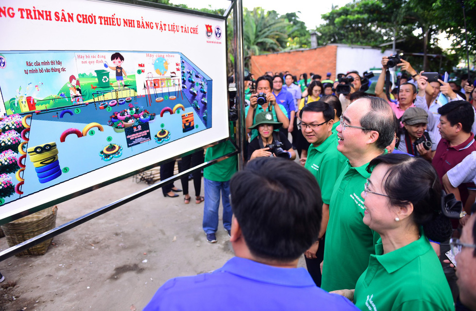 Bí thư Thành ủy ra quân làm sạch kênh Rạch Lăng - Ảnh 3. Bí thư Thành ủy ra quân làm sạch kênh Rạch Lăng - Ảnh 3.