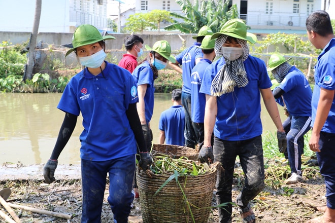 Sinh viên tình nguyện khơi thông rạch Đỉa ở P.Tam Bình, Q.Thủ Đức, TP.HCM