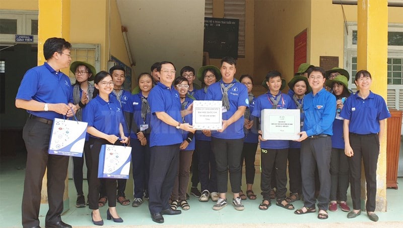 Giám đốc Đại học Quốc gia TPHCM Huỳnh Thành Đạt và Bí thư Thành Đoàn TPHCM Phạm Hồng Sơn tặng quà cho sinh viên.