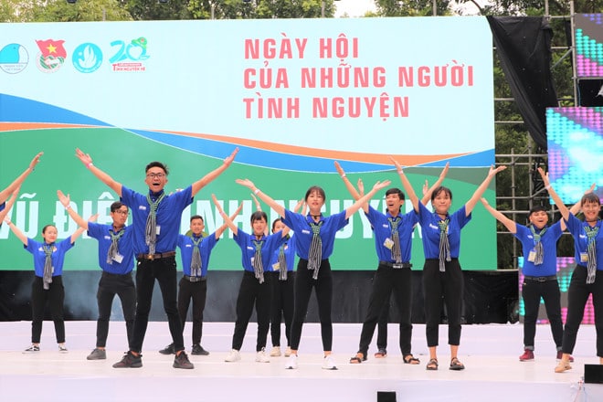 Tình nguyện làm nhiều việc ý nghĩa cho cộng đồng - ảnh 1