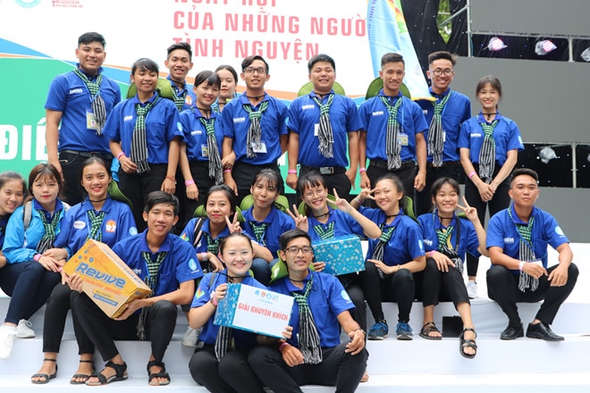 Sinh viên tình nguyện tham gia Ngày hội của những người tình nguyện tại Công viên văn hóa Đầm Sen /// Lê Thanh