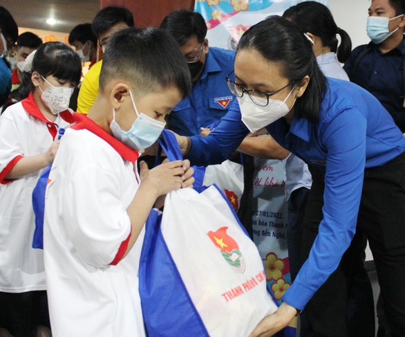 1.500 trẻ khó khăn TP.HCM cùng vui với ‘Tổ ấm ngày xuân’ - Ảnh 3. 1.500 trẻ khó khăn TP.HCM cùng vui với ‘Tổ ấm ngày xuân’ - Ảnh 3.