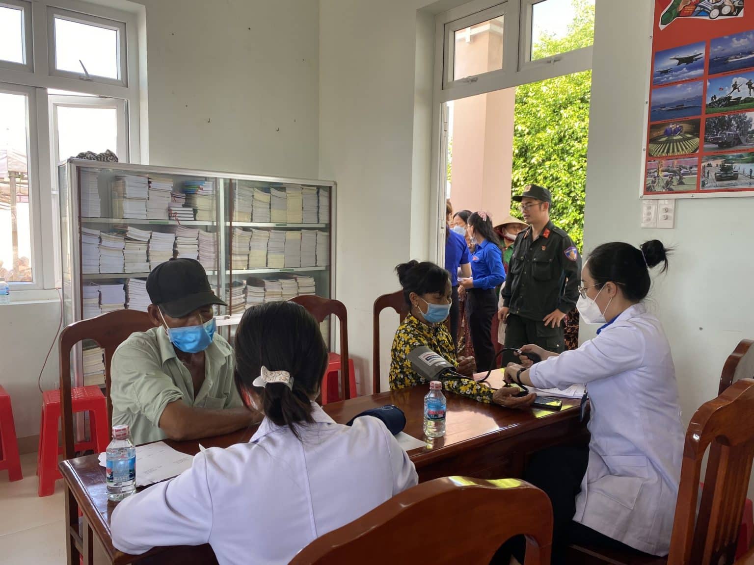 cac bac si dang kham benh mien phi cho nguoi dan
