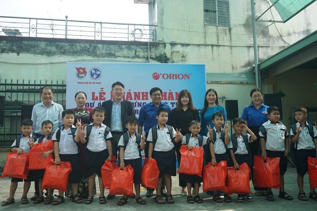 Tặng công trình nhà vệ sinh cho trường học ở huyện ngoại thành - Ảnh 3. Tặng công trình nhà vệ sinh cho trường học ở huyện ngoại thành - Ảnh 3.