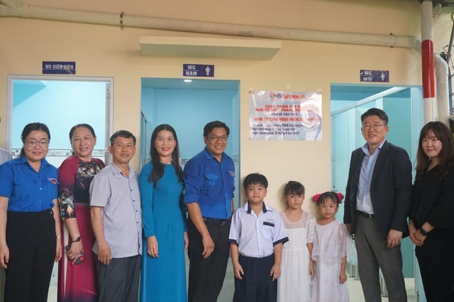 Tặng công trình nhà vệ sinh cho trường học ở huyện ngoại thành - Ảnh 4. Tặng công trình nhà vệ sinh cho trường học ở huyện ngoại thành - Ảnh 4.