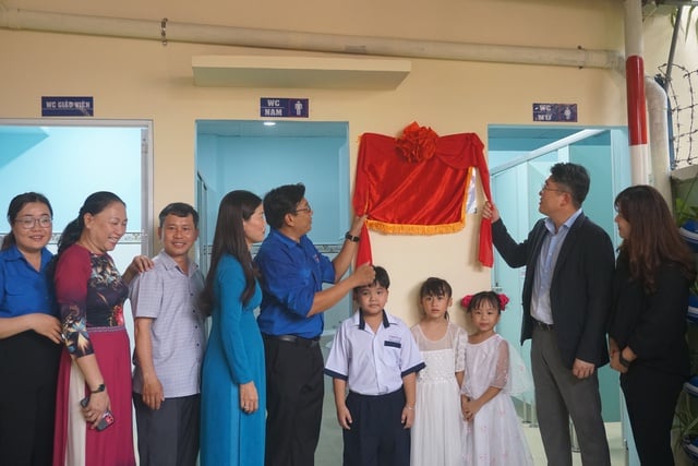 Tặng công trình nhà vệ sinh cho trường học ở huyện ngoại thành - Ảnh 1. Tặng công trình nhà vệ sinh cho trường học ở huyện ngoại thành - Ảnh 1.